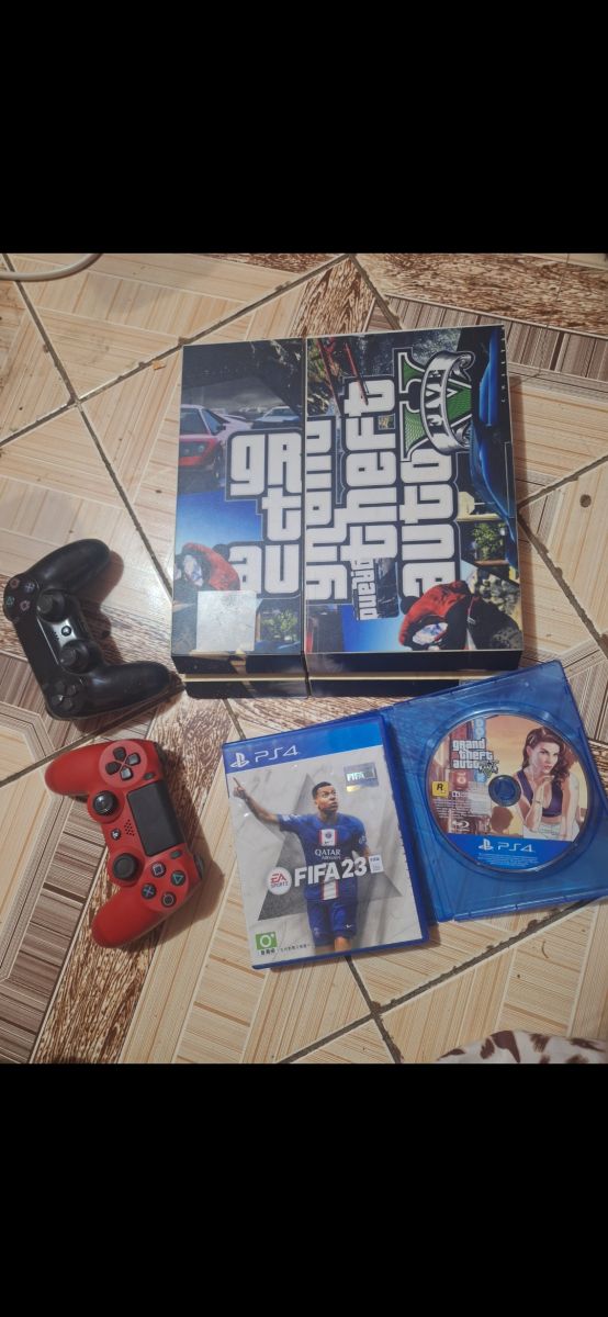 PlayStation 4 avec 2 manettes et 2 jeux (Gta5 et FIFA 2023)
