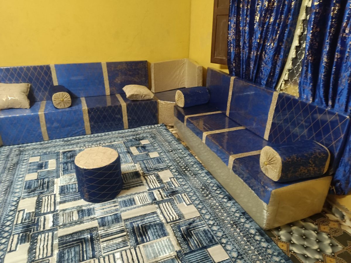 Salon neuf avec tapis et rideaux inclus