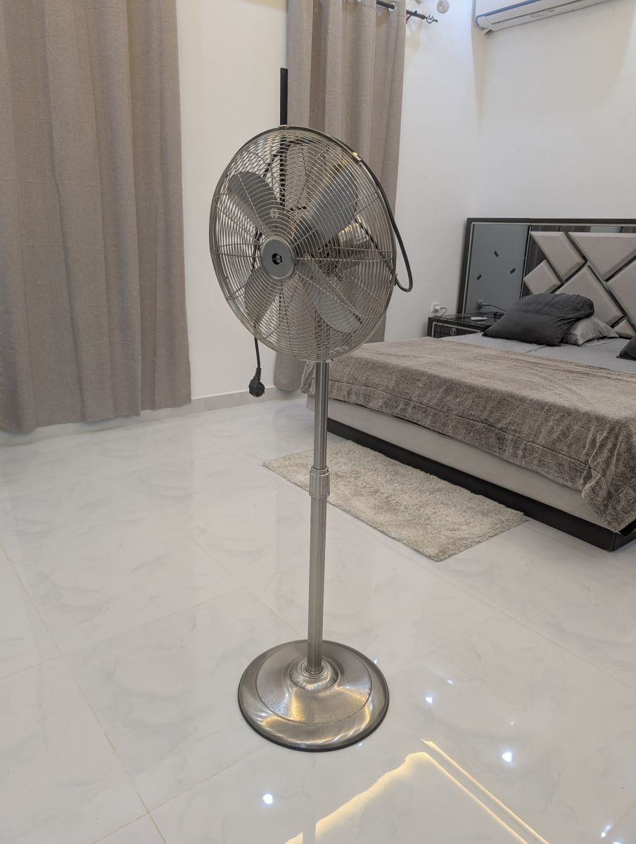 Ventilateur en acier inoxydable, pied réglable, excellent état