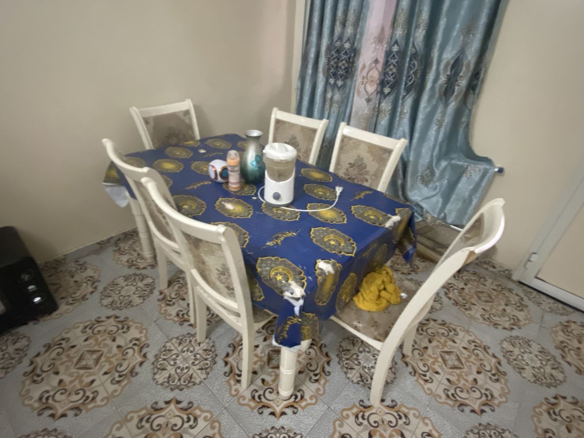 Table à manger et d’autres équipements