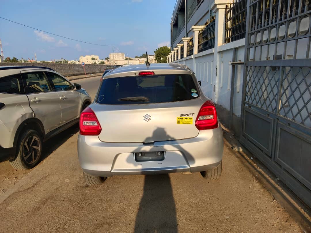 Suzuki Swift 2018, couleur silver, jamais roulé