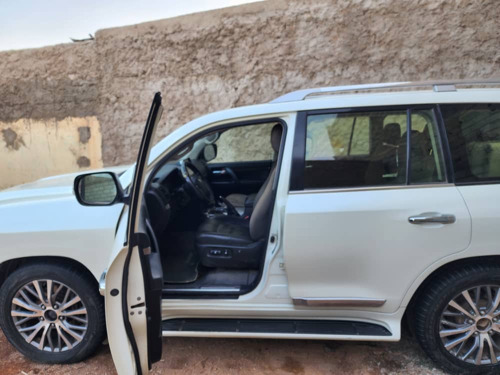 Toyota Land Cruiser V8 2018, 9 places, boîte auto, état impeccable