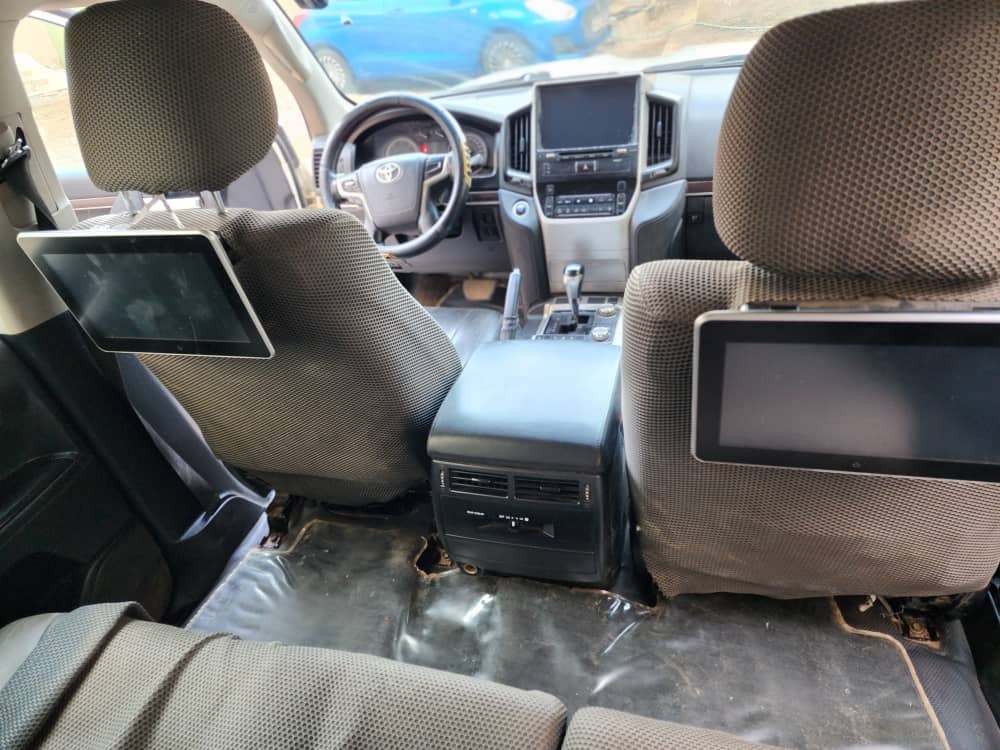 Toyota Land Cruiser V8 2018, 9 places, boîte auto, état impeccable