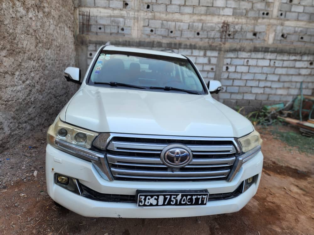 Toyota Land Cruiser V8 2018, 9 places, boîte auto, état impeccable