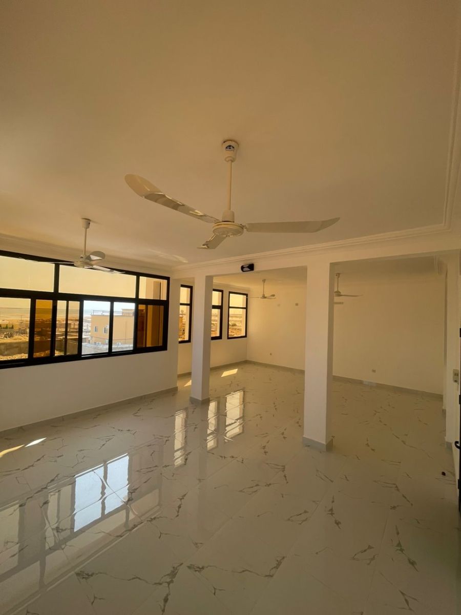 Villa contemporaine vue mer, 3 niveaux, quartier résidentiel calme à Haramous