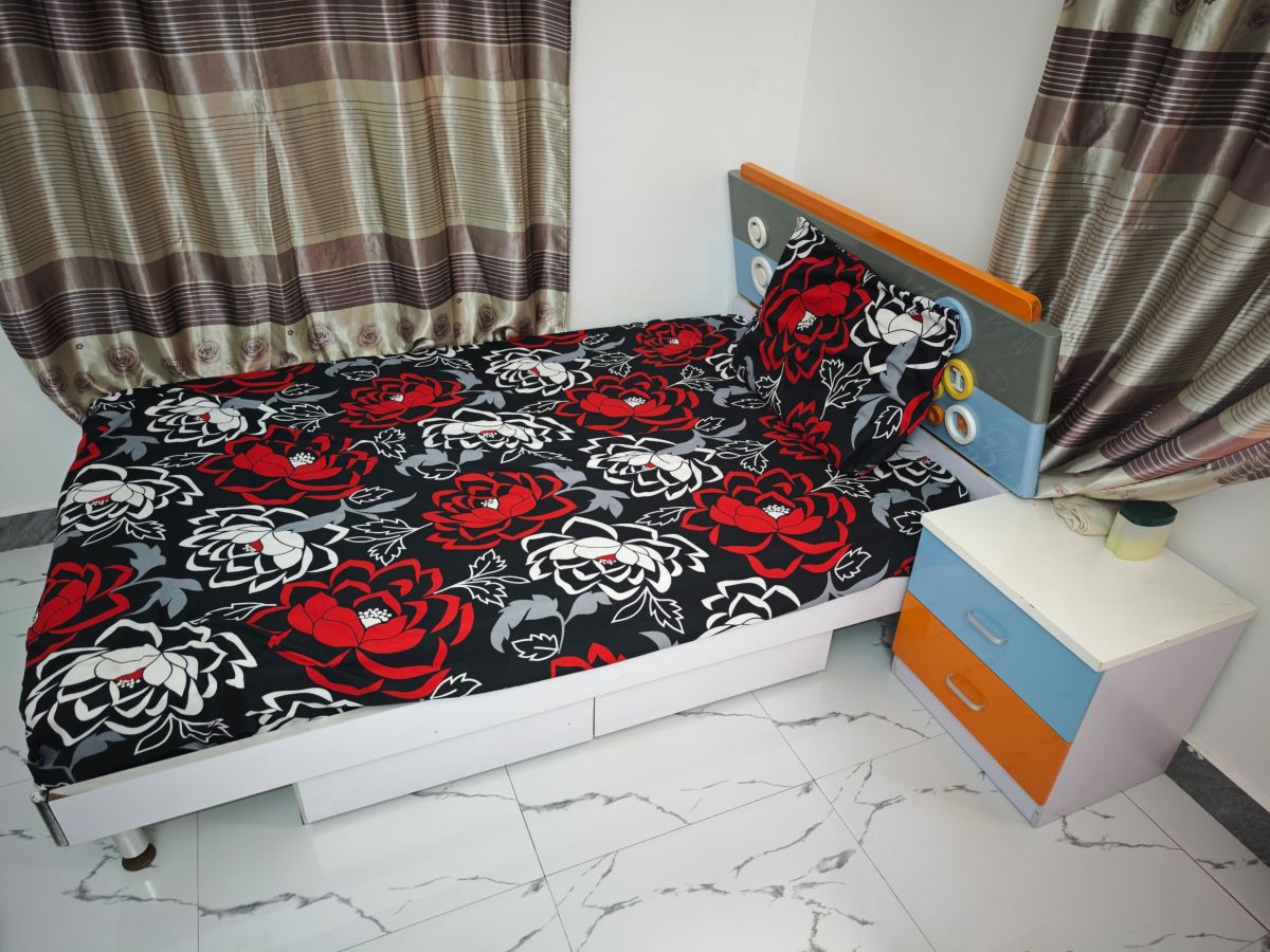 Chambre enfant avec lit, armoire et bureau