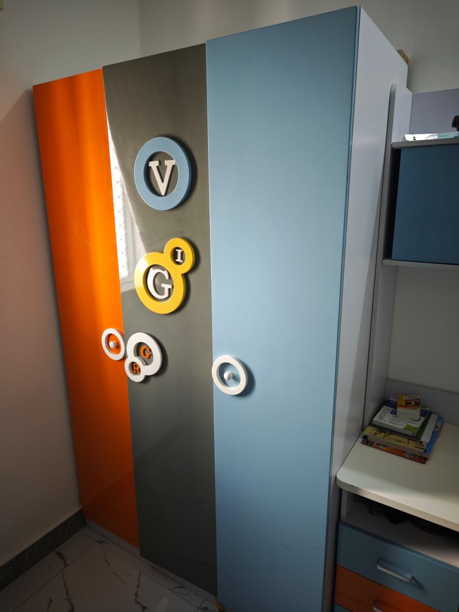 Chambre enfant avec lit, armoire et bureau