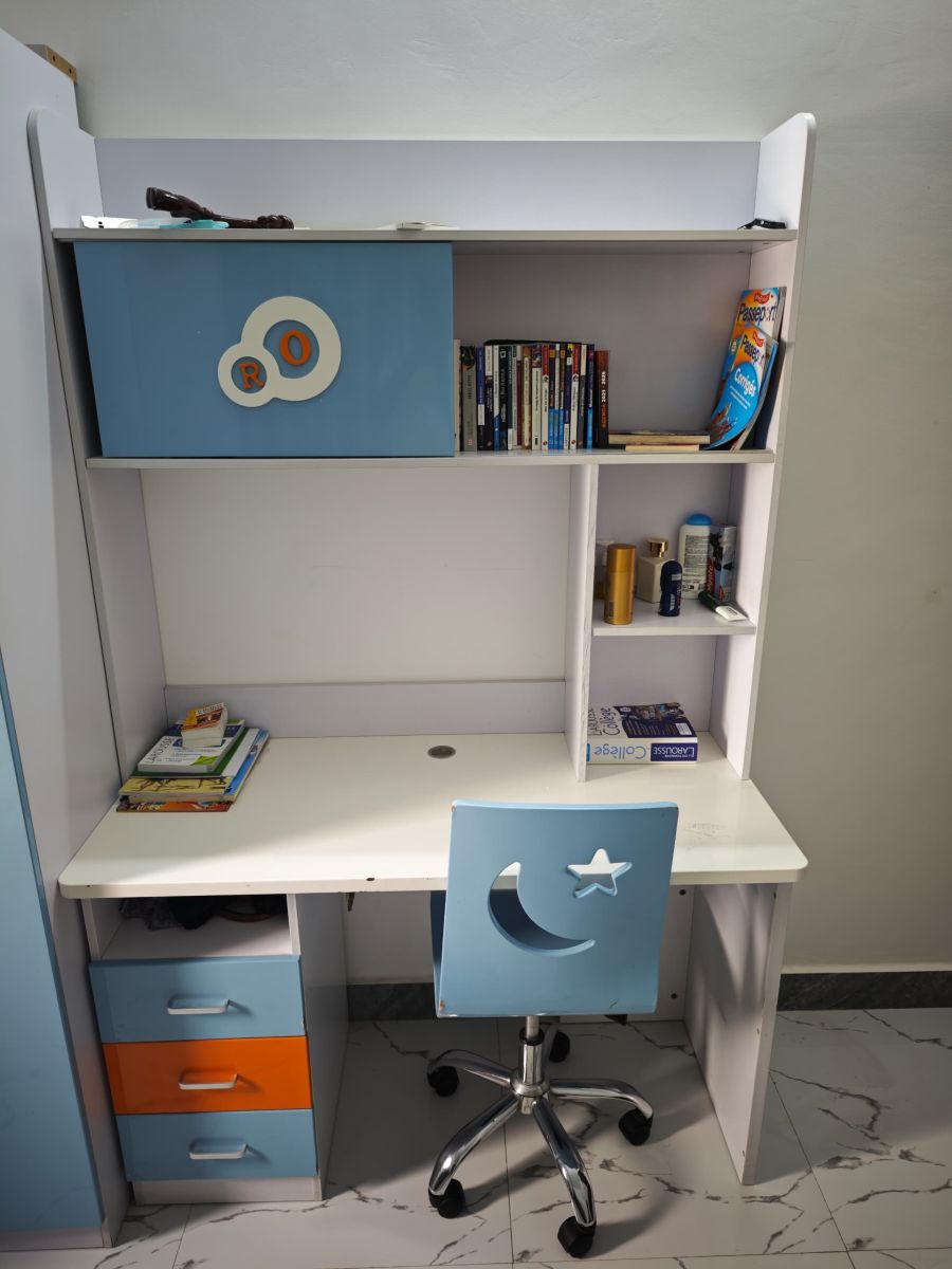 Chambre enfant avec lit, armoire et bureau