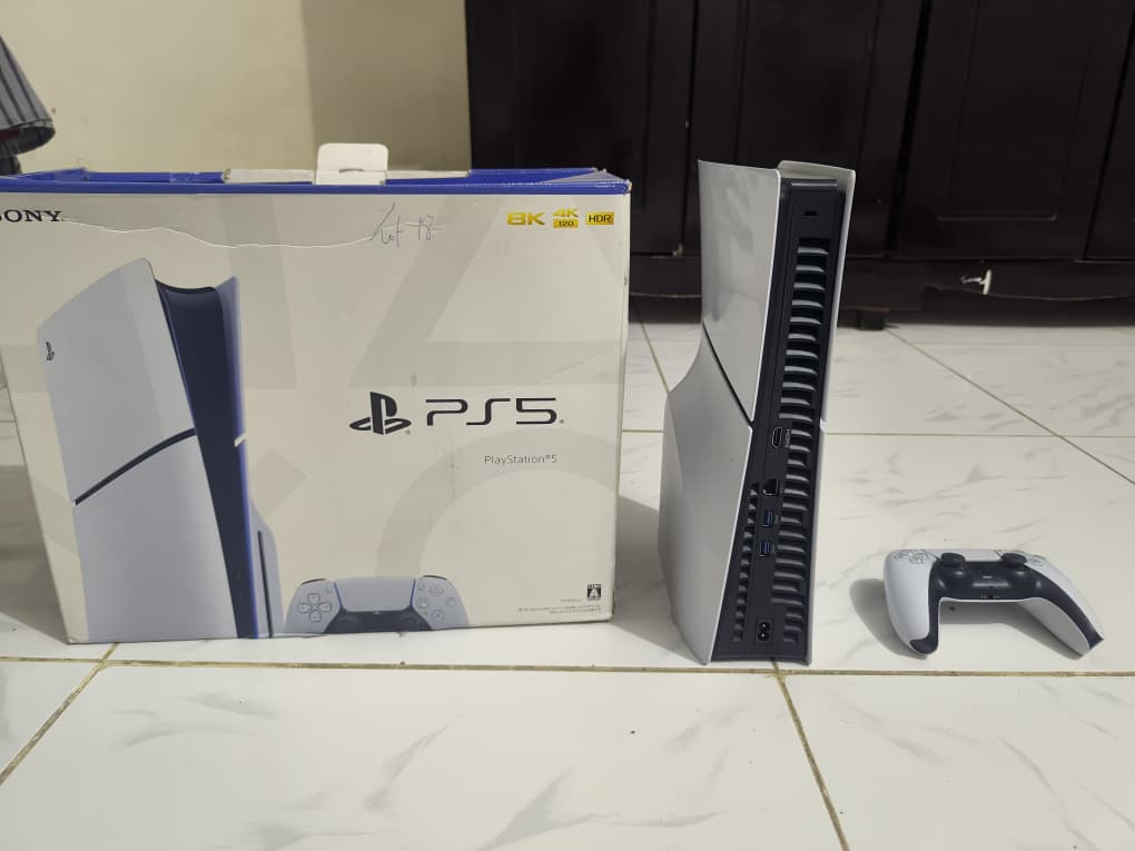 PS5 Slim comme neuve - 1 mois d\'utilisation