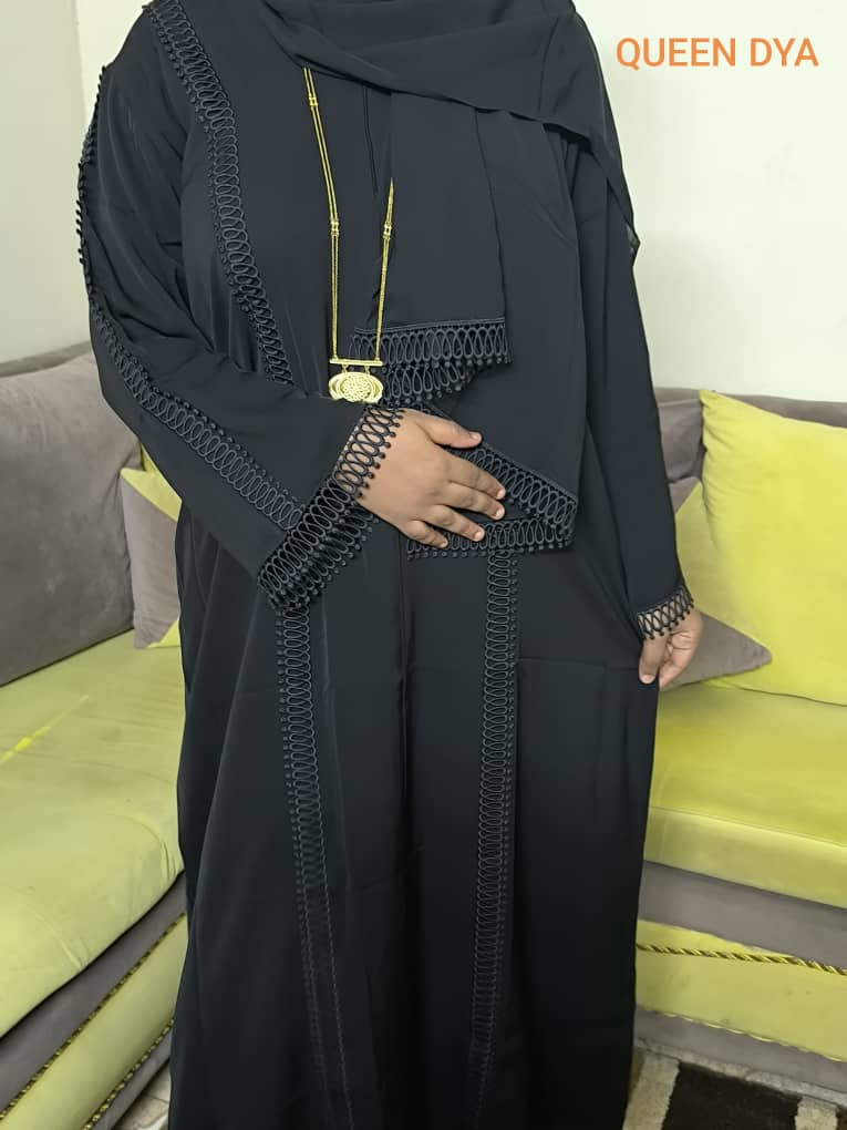 Abayas élégantes et sacs à main tendance