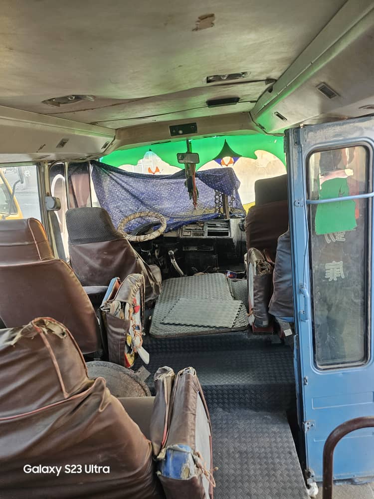 Bus Coaster 25 places en bon état, gasoil, boîte manuelle