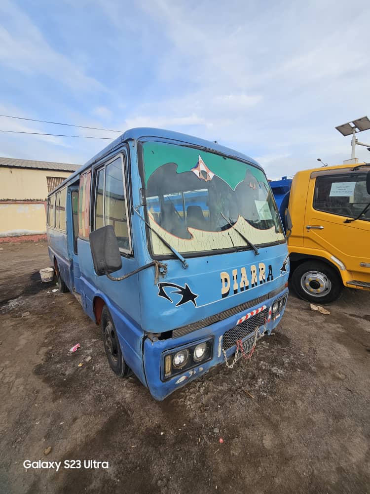 Bus Coaster 25 places en bon état, gasoil, boîte manuelle