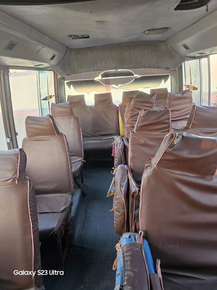 Bus Coaster 25 places en bon état, gasoil, boîte manuelle