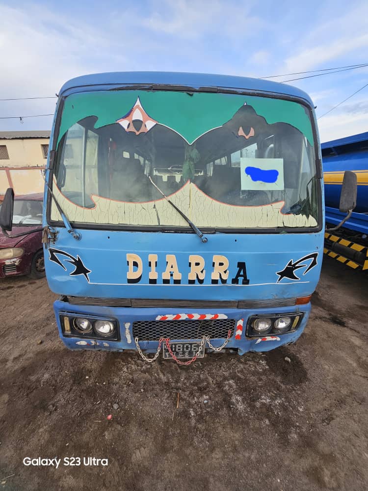 Bus Coaster 25 places en bon état, gasoil, boîte manuelle