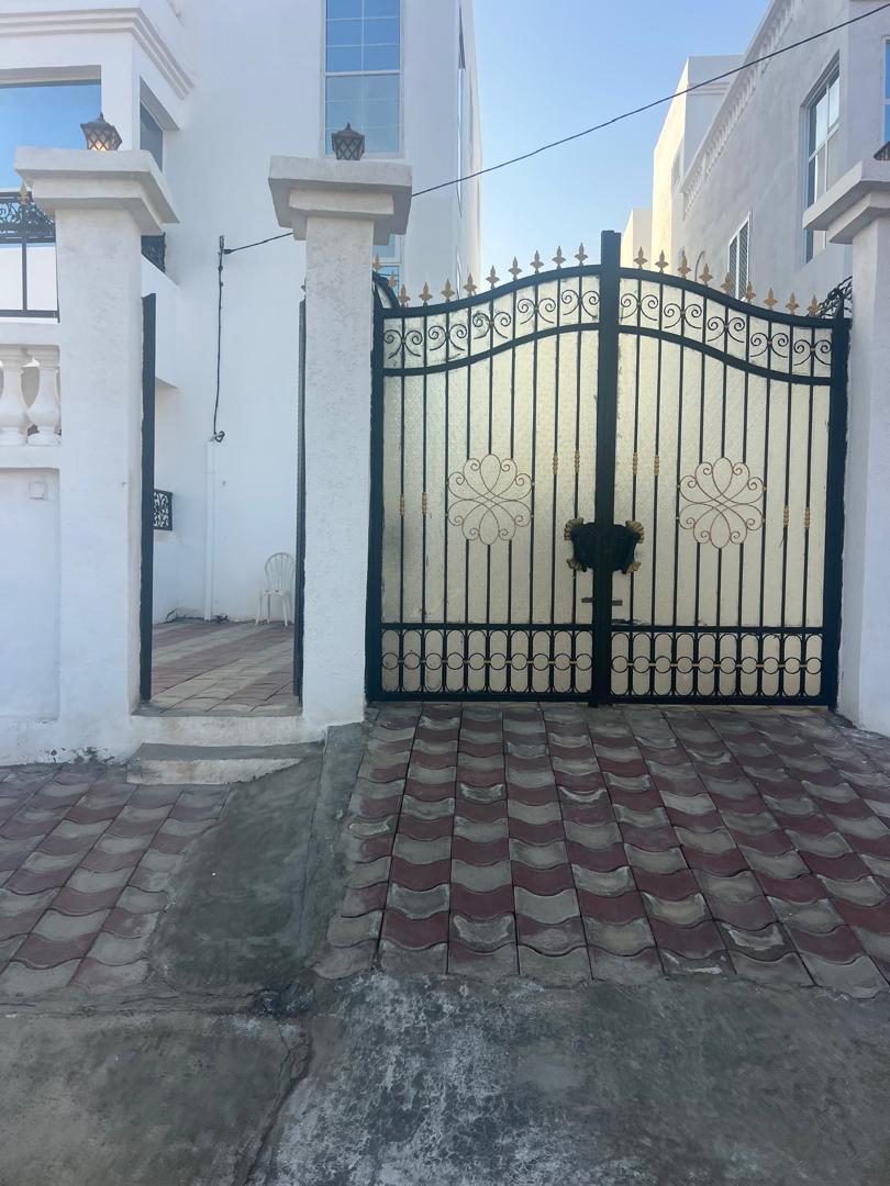 Villa R+2 à louer avec 6 chambres, parking et terrasse à Cité Dawaley