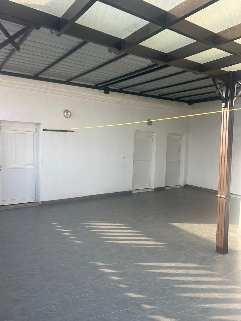 Villa R+2 à louer avec 6 chambres, parking et terrasse à Cité Dawaley