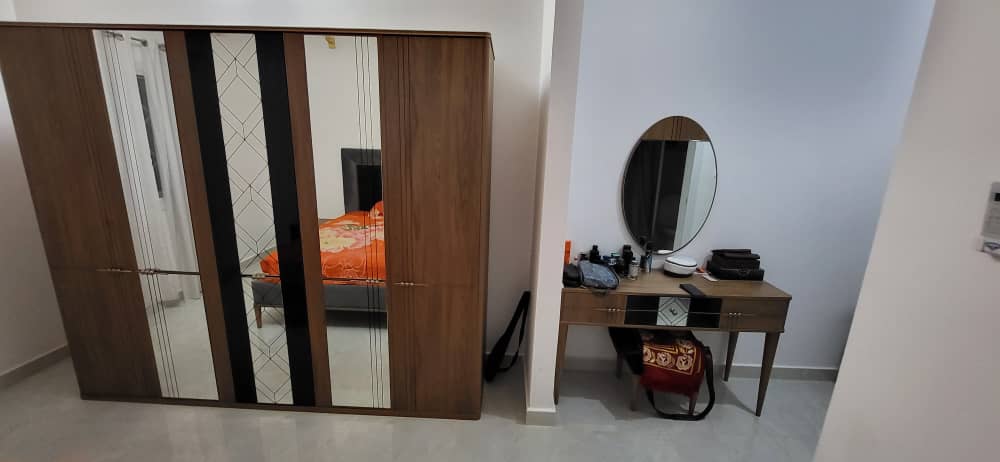 Chambre moderne avec lit et rangements