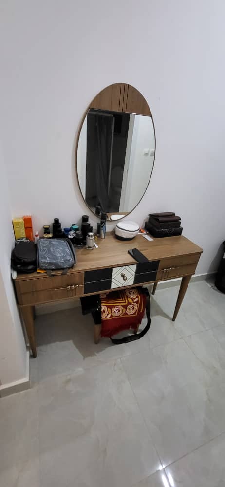 Chambre moderne avec lit et rangements