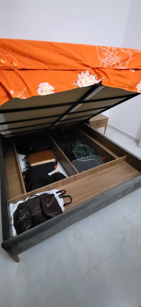 Chambre moderne avec lit et rangements