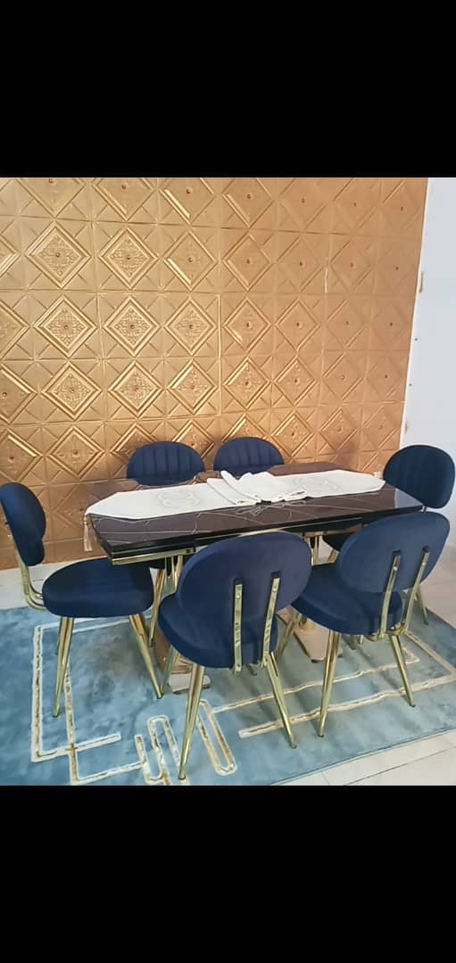 Salon confortable avec table à manger en miroir extensible