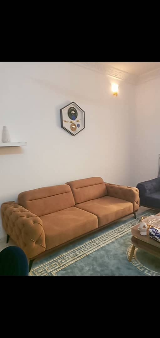 Salon confortable avec table à manger en miroir extensible