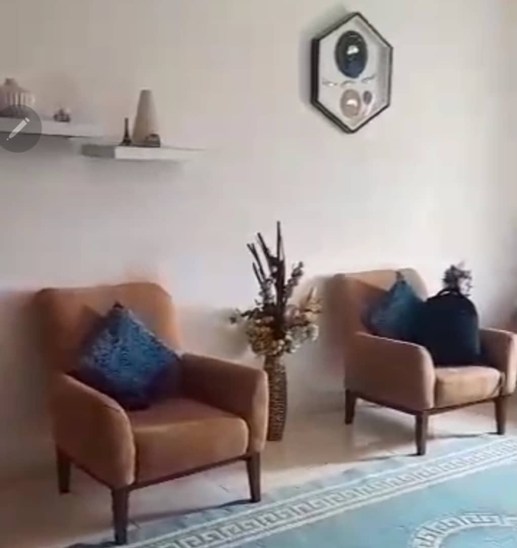 Salon confortable avec table à manger en miroir extensible