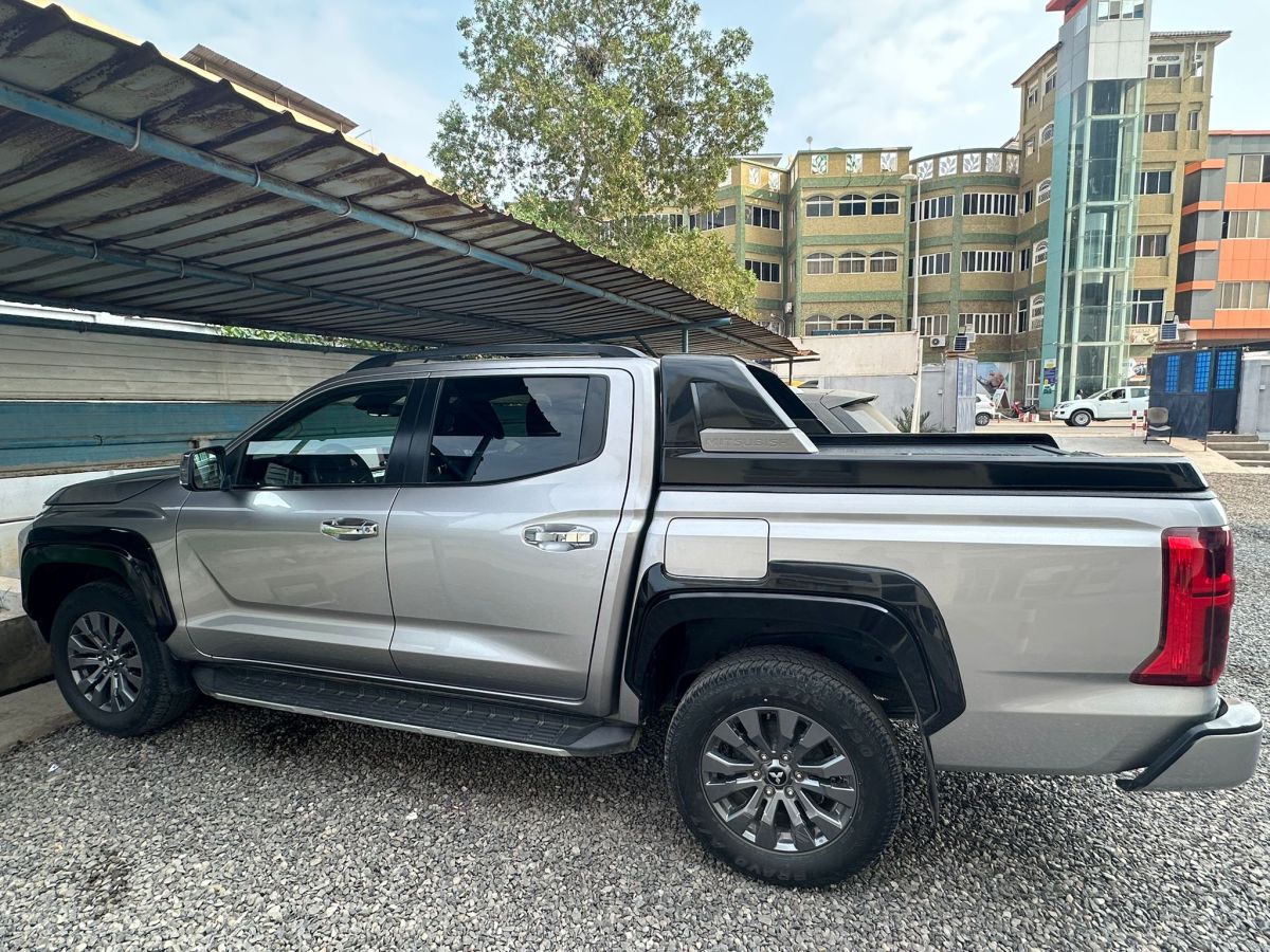 Mitsubishi Sportero 2025,, état neuf