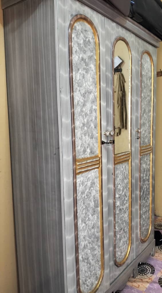 Armoire 3 portes en bon état