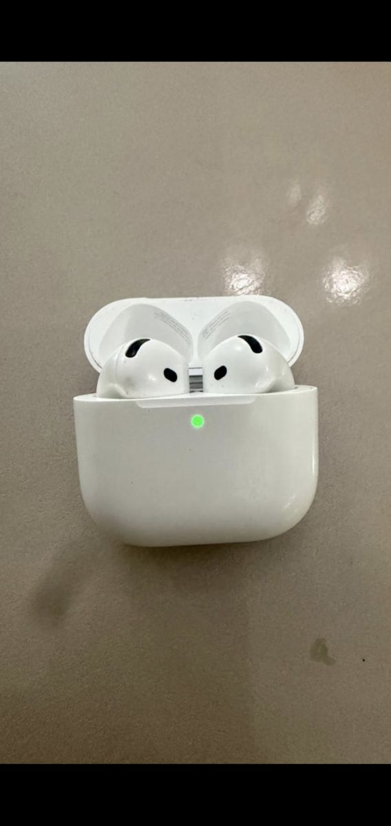 AirPods 4 en bon état avec boîtier de charge