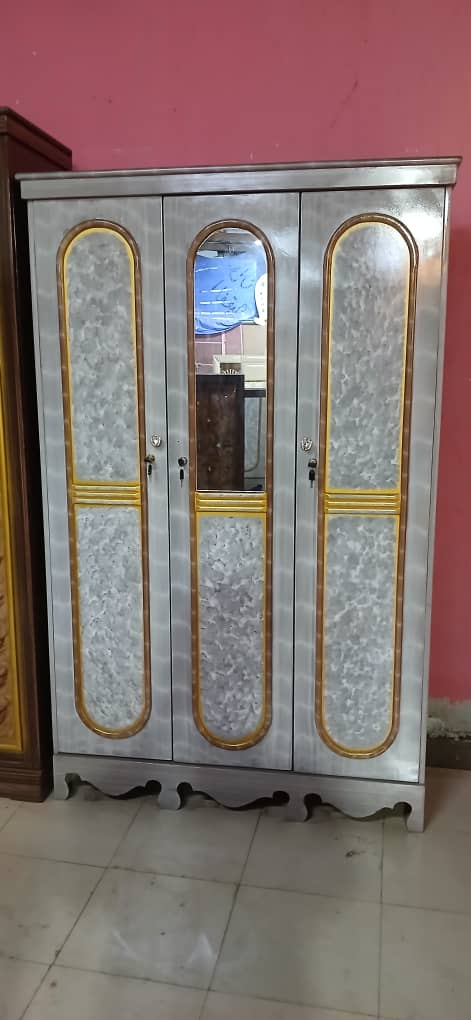 Armoire 3 portes en bon état