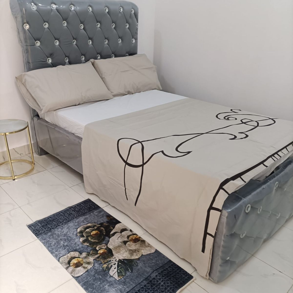 Chambre meublée et climatisée avec services inclus à Quartier 7