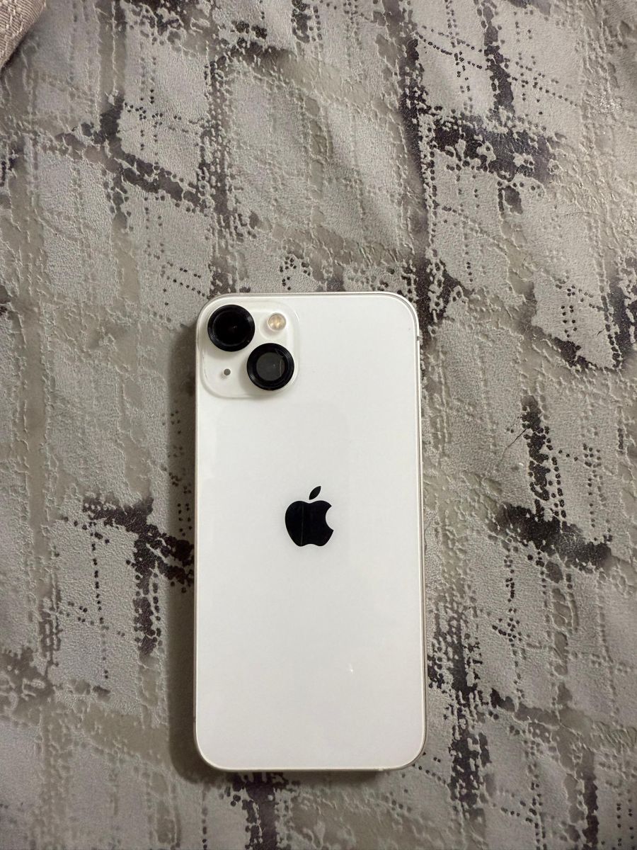 iPhone 13 256Go, batterie 84%, +2 coques