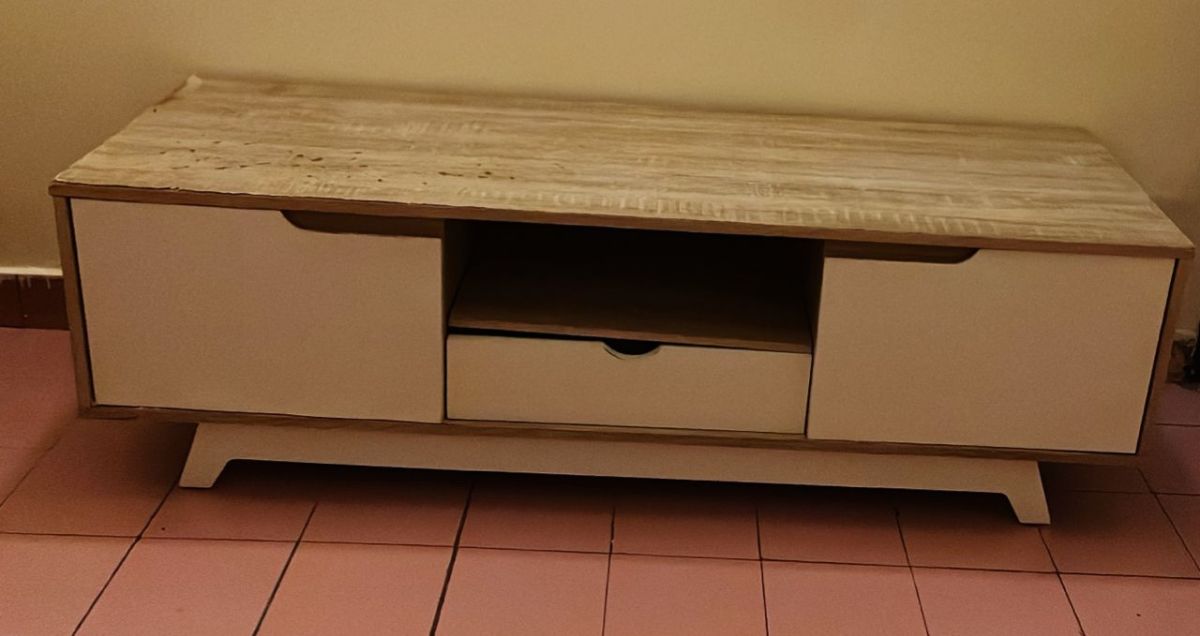 Meuble TV en bois avec nombreux rangements