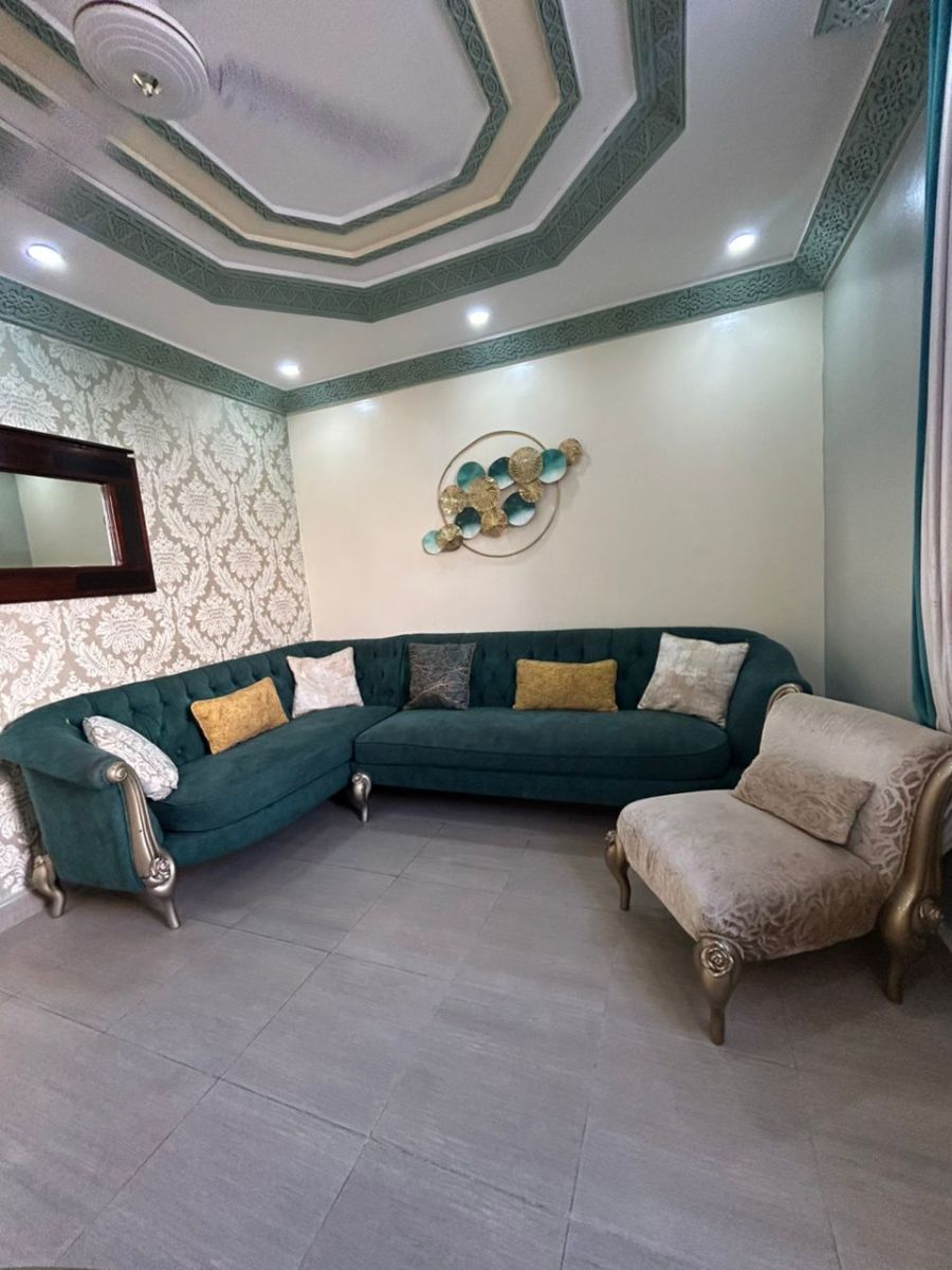 Canapé baroque, table, déco murale à vendre - Tapis vert cadeau