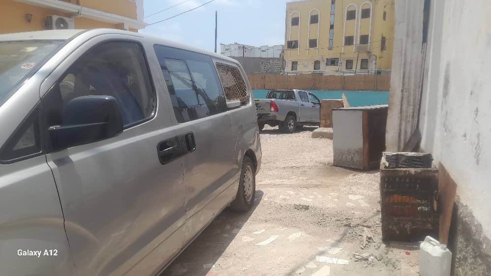 Mini bus en excellent état à vendre à 14 place voiture hyundai H1 tout le pièce son disponible