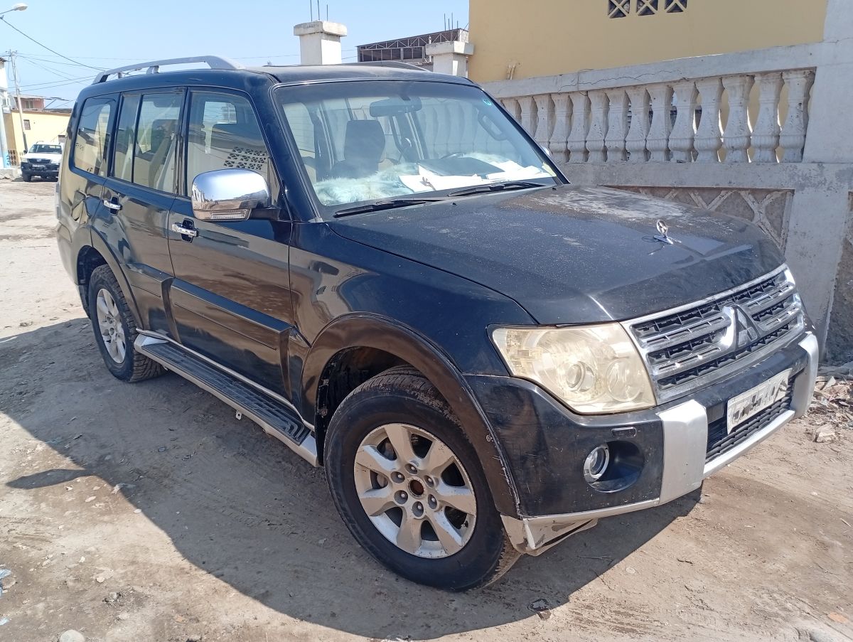 Mitsubishi Pajero 4x4, diesel, boîte automatique, fiable et robuste.Prix a débattre !