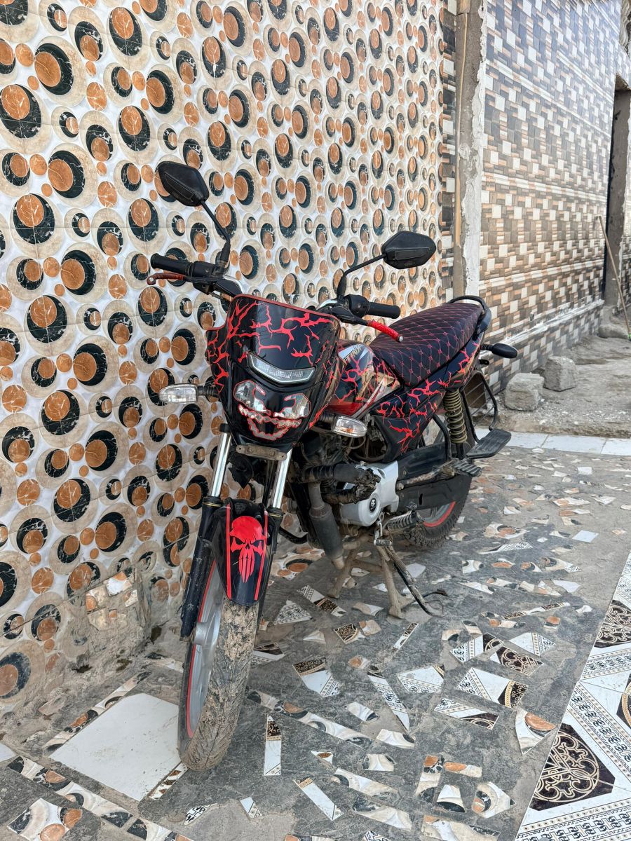 Moto Platina en parfait état, prix négociable