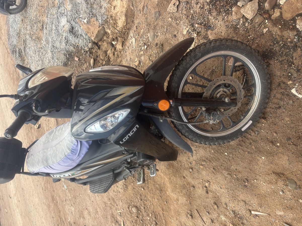 Moto Loncin 110cc, en bon état, robuste et confortable