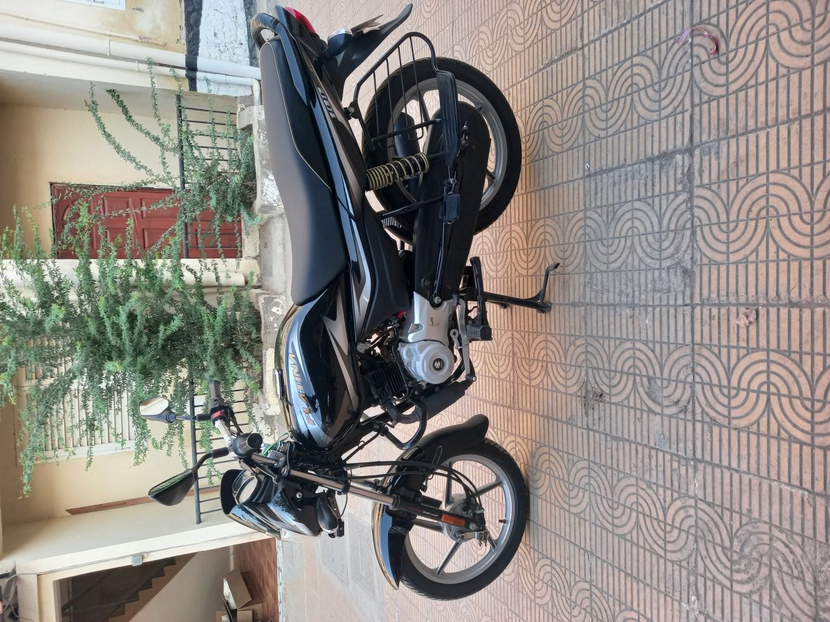 Moto Platina 100cc 2024 en bon état, faible kilométrage