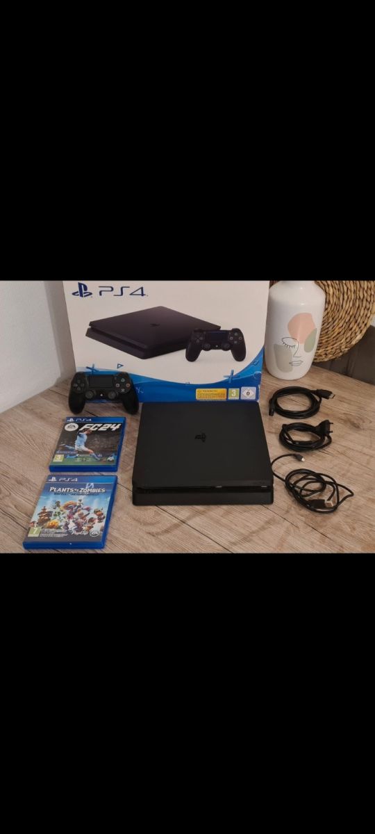 PS4 Slim 1To, très bon état, 1 manette, 4 jeux inclus