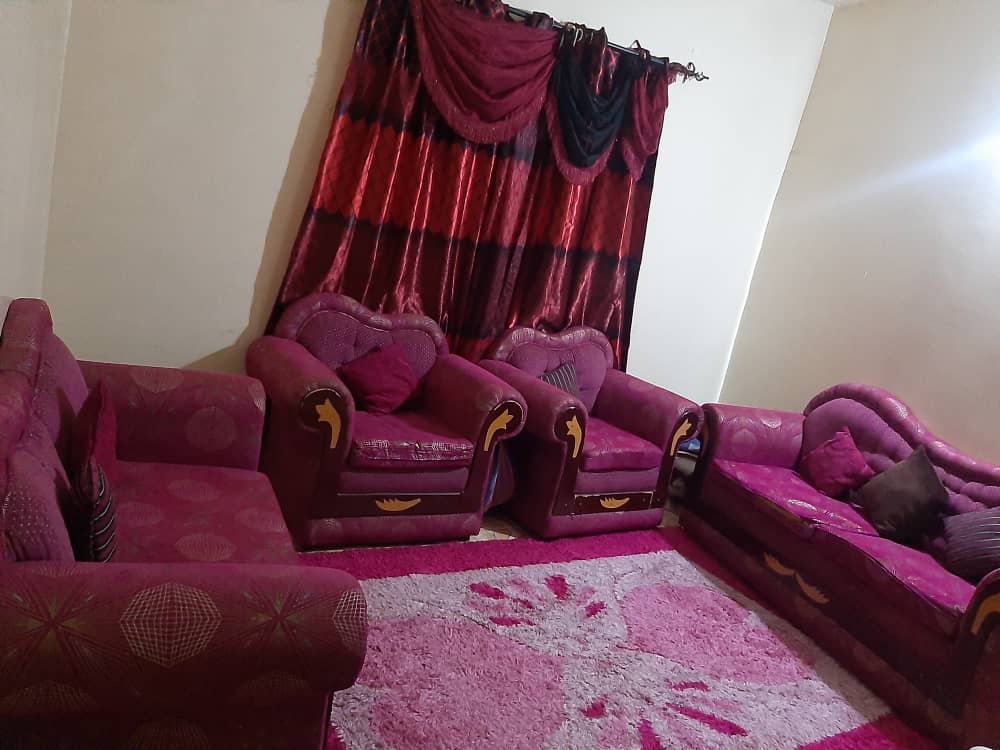 Salon marocain en velours prune et doré, luxe et raffinement