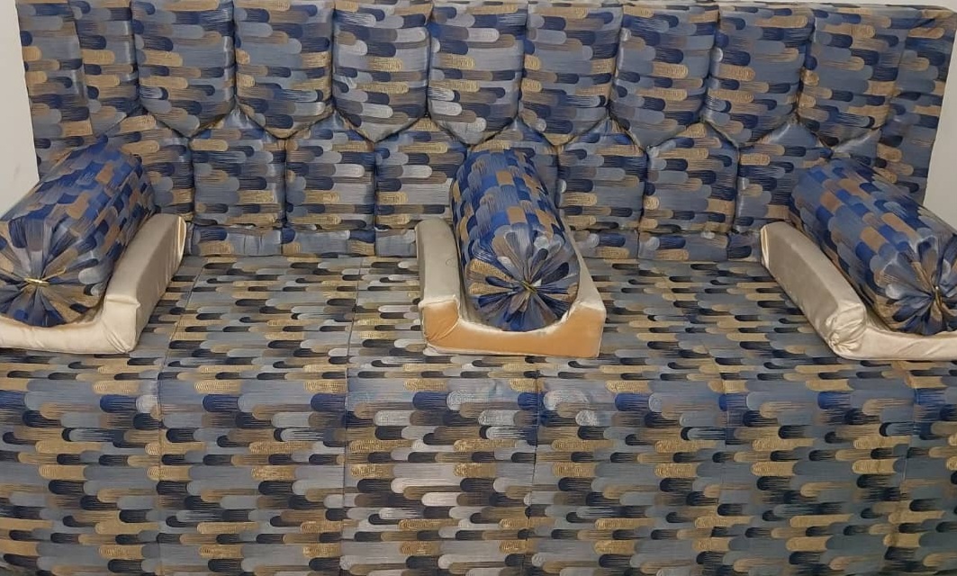 Salon Saoudie neuf avec rideau et tapis