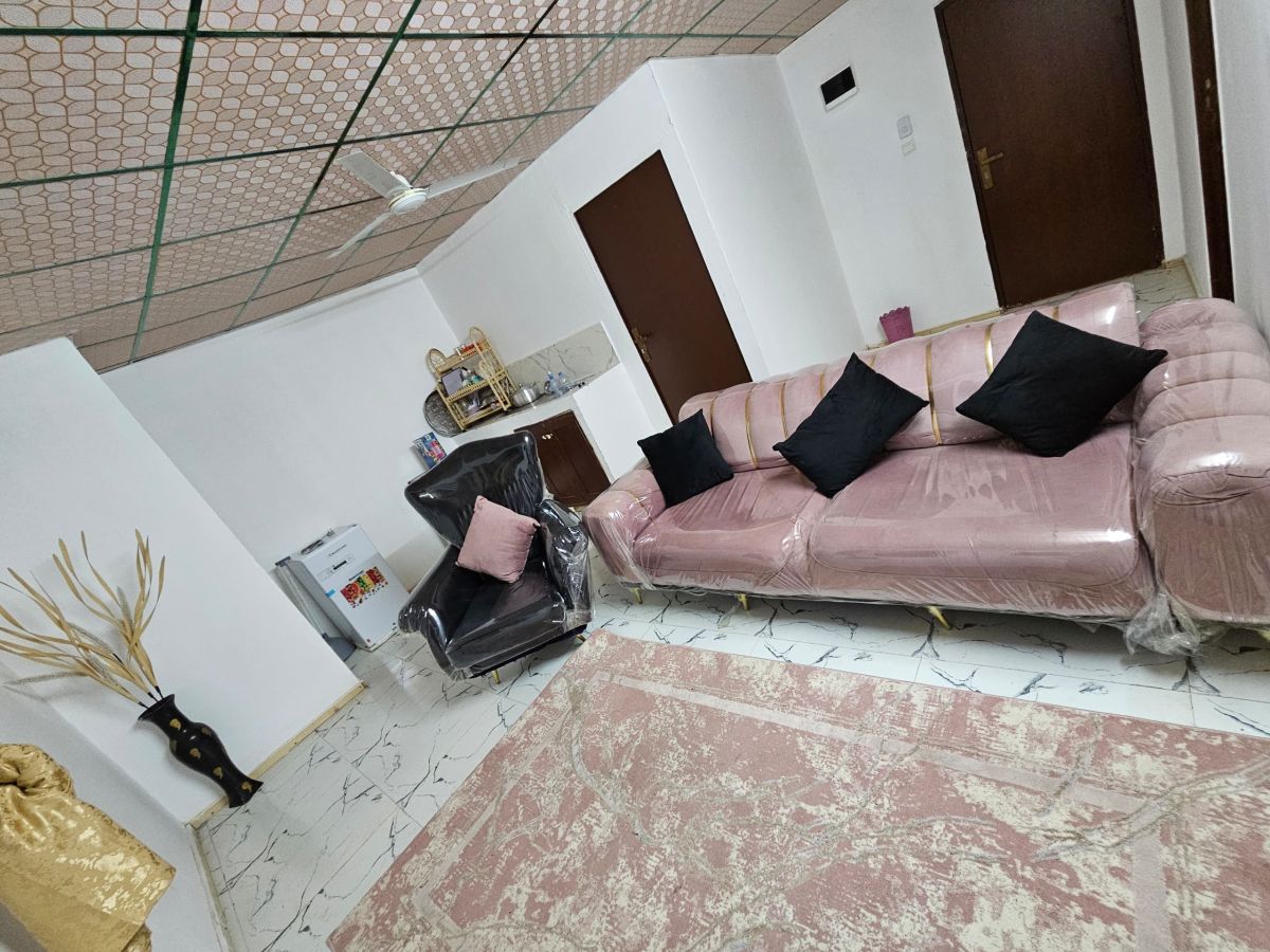 Salon rose et noir avec oreillers et rideaux inclus