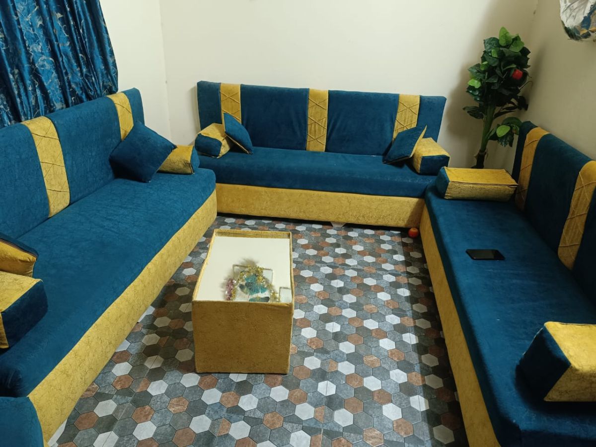 Salon en très bon état avec 3 places et 2 ongles