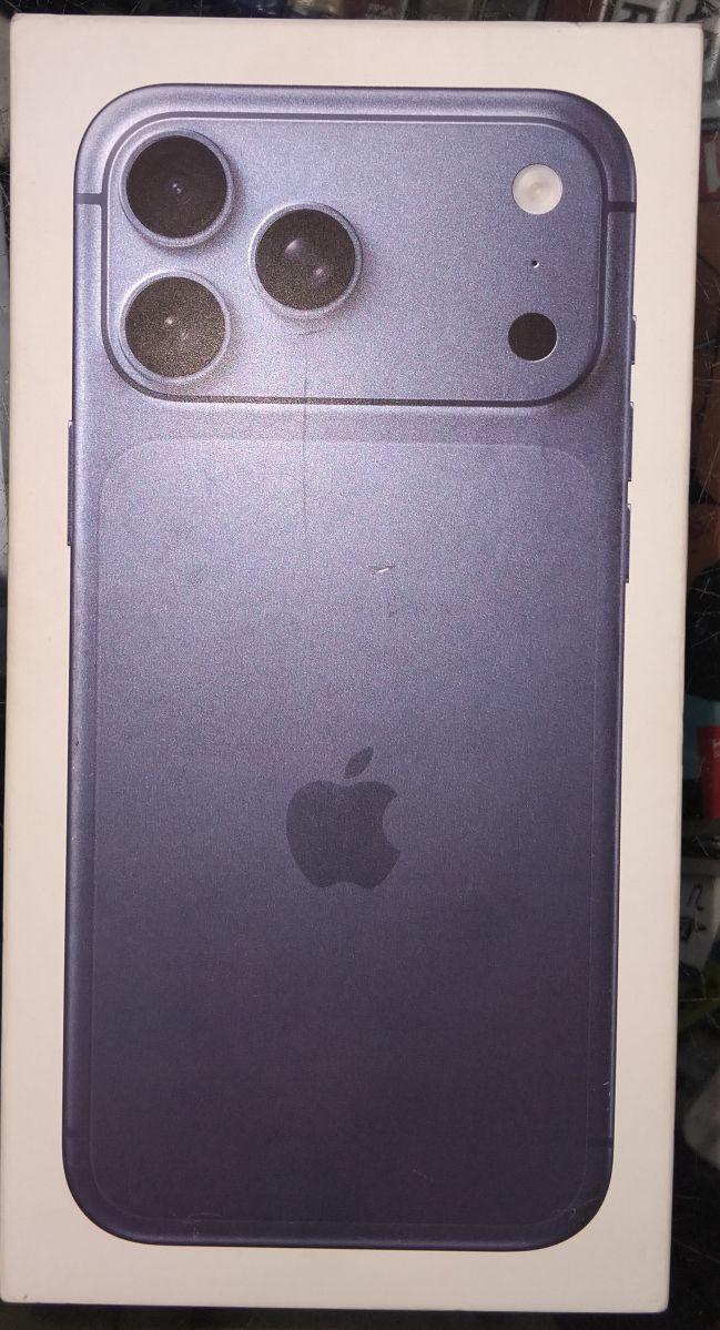 iPhone 17 Pro Max 256Go Bleu, neuf avec pochette et coque de protection