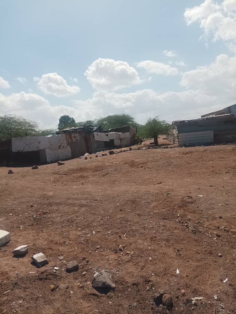 Terrain 300 m² à Douda jacel, titre foncier, prix négociable