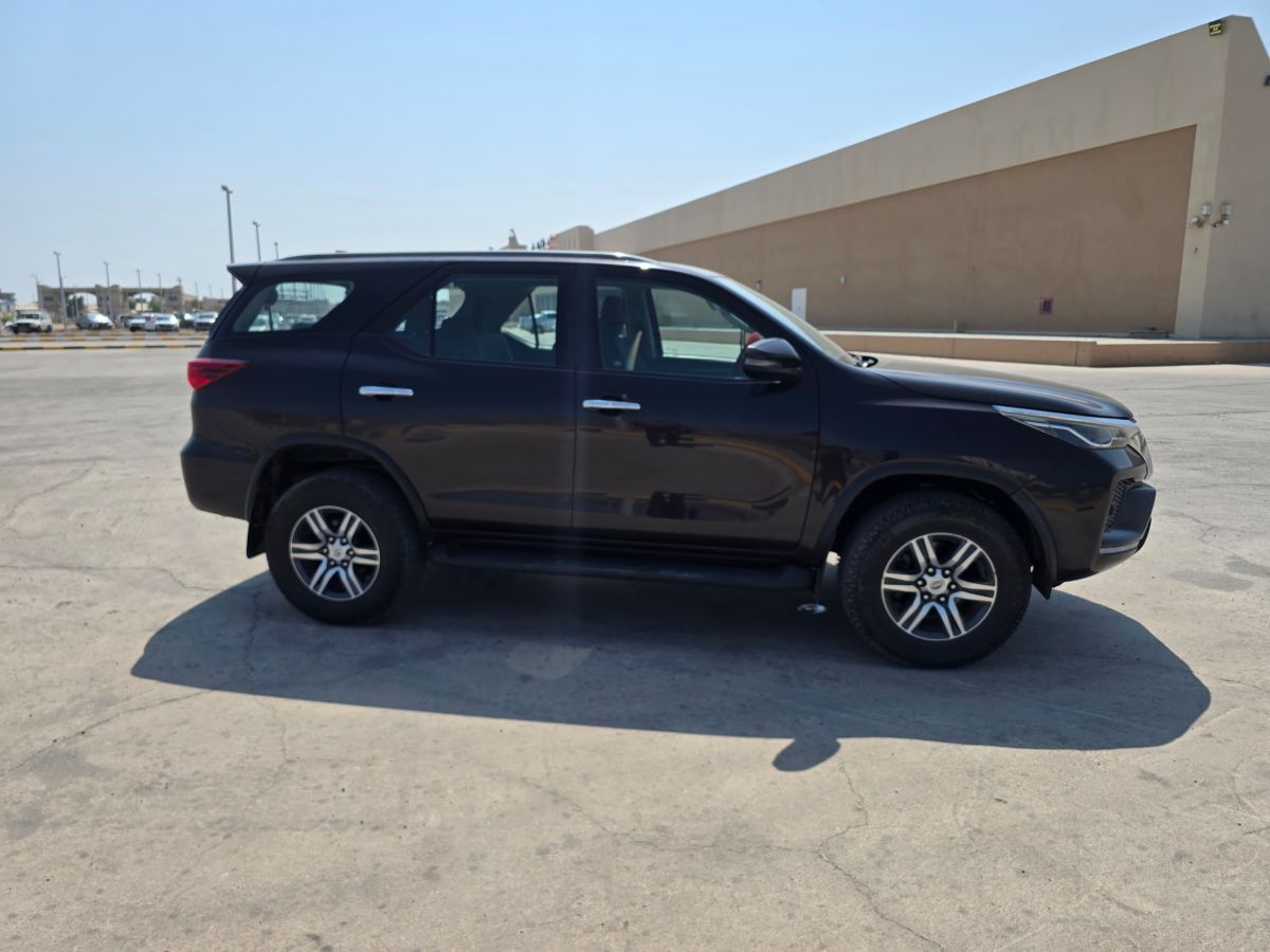 Toyota Fortuner 2022, presque neuve, marron foncé