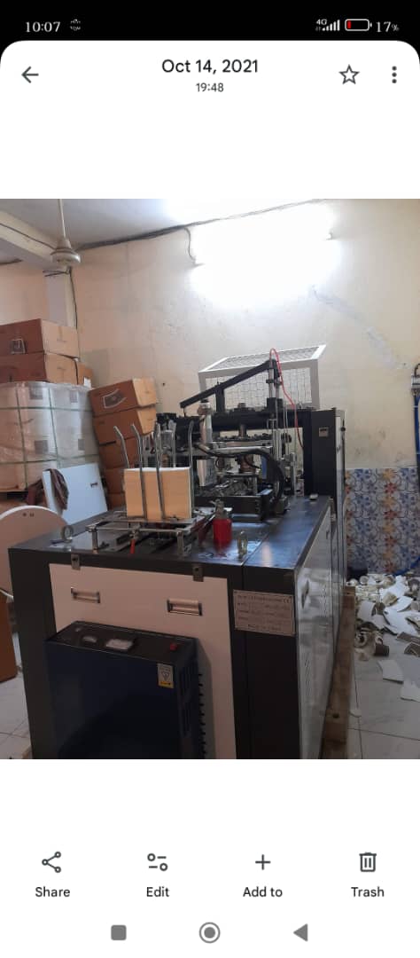 Usine de production de gobelets avec stock de matières premières