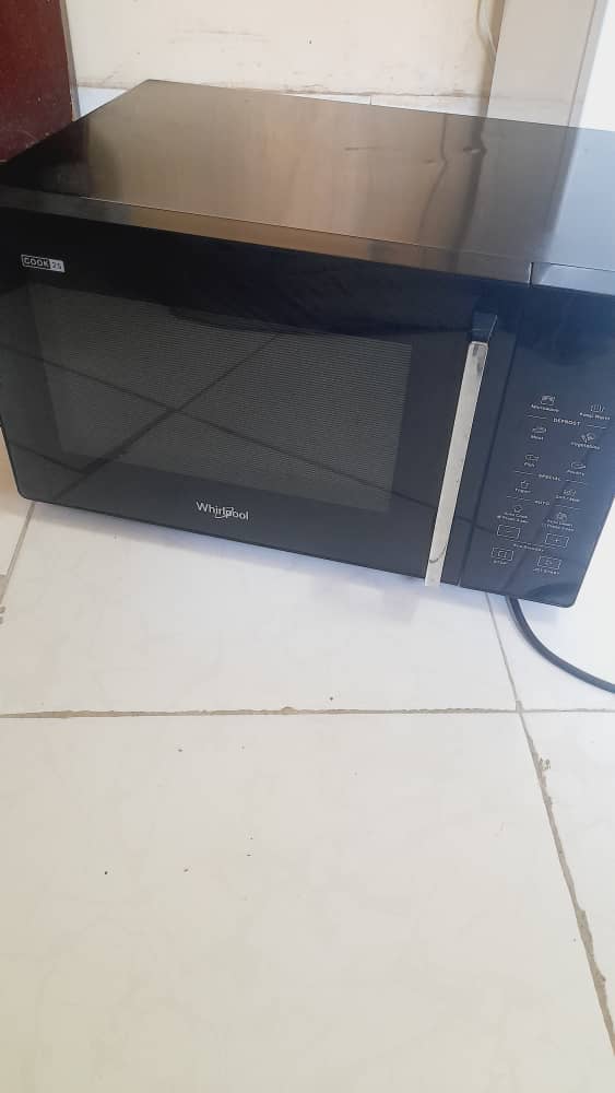 Four neuf, jamais utilisé, commande extérieure, utile pour gâteaux