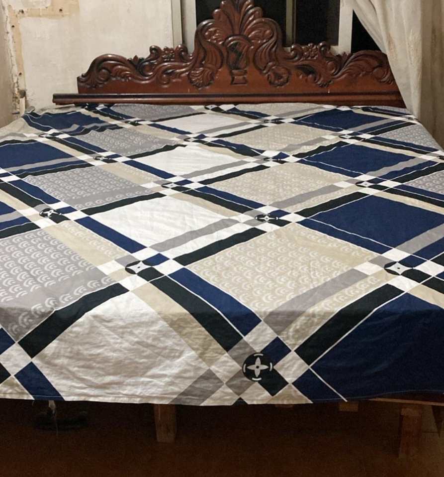 Lit en bois avec tables de chevet